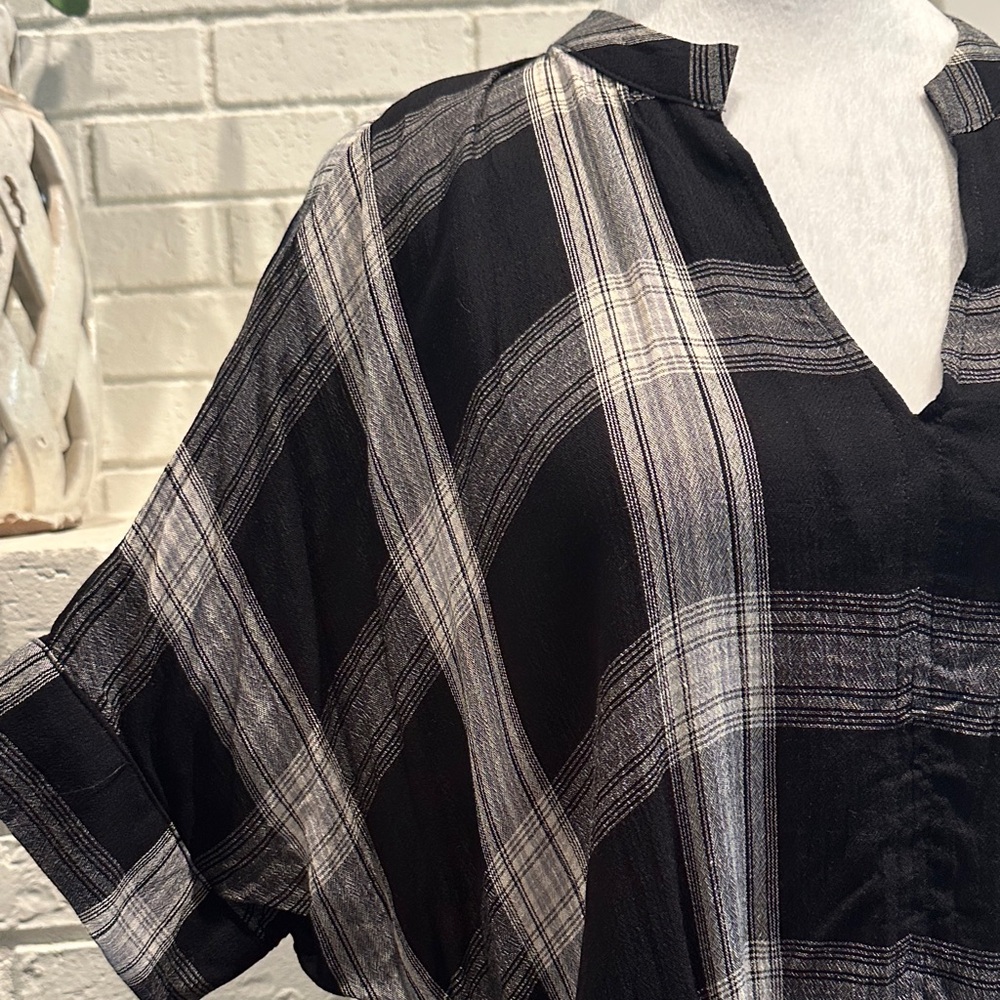 Universal Thread Black & White Plaid V-Neck Dolman Top - Picture 3 of 13